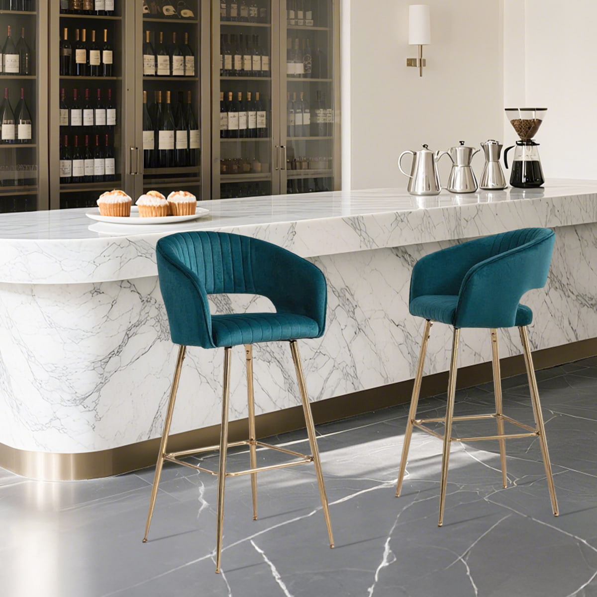 Moderne blauwrijk fluwelen barkrukken met gouden benen en voetsteun, getufte gestoffeerde tegenstoelen